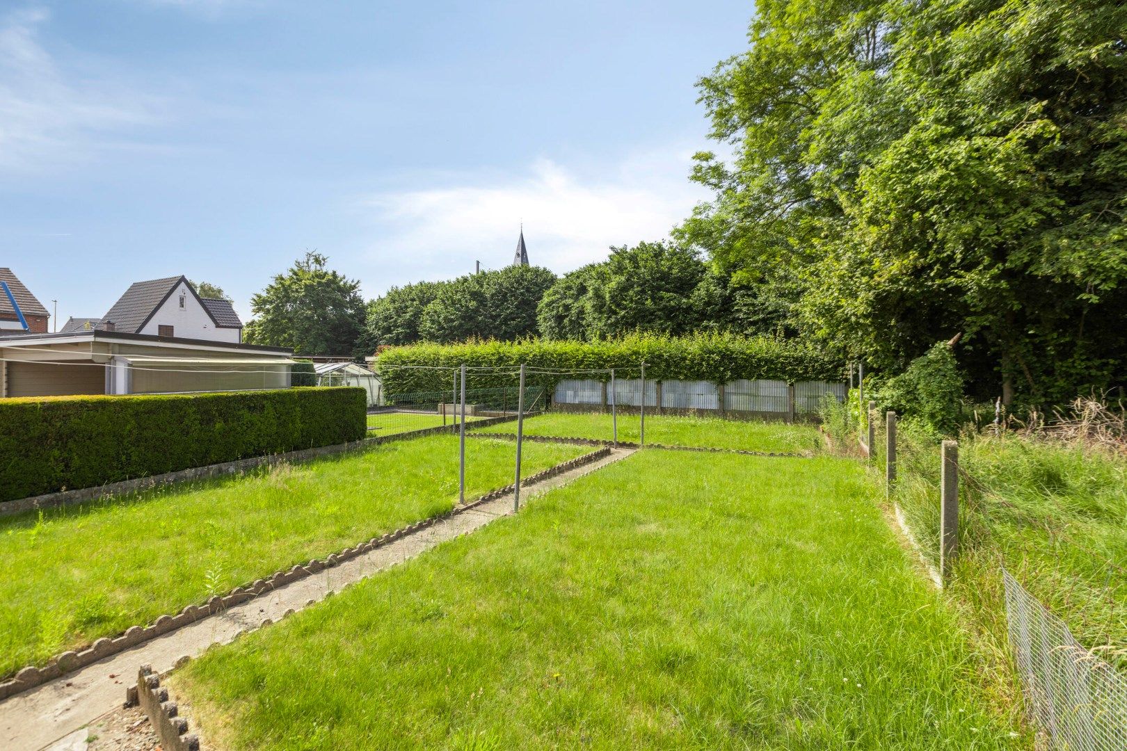 Ruime gezinswoning met grote werkplaats en zonnige tuin foto 30