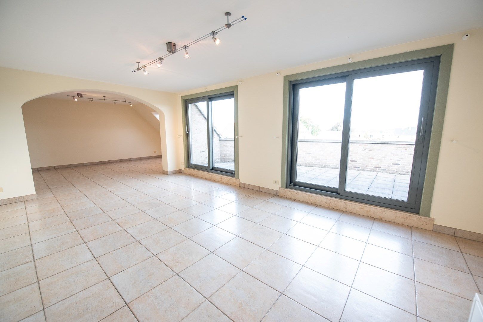 Ruim duplex appartement met terras en garage in centrum Zulte!  foto 18