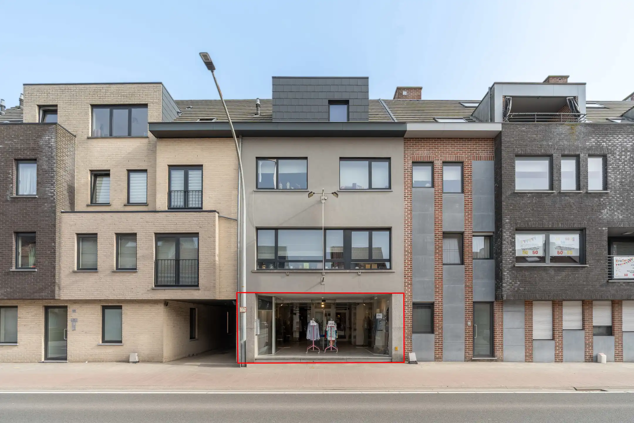 Goed gelegen gelijkvloers handelspand van maar liefst 436m² foto {{pictureIndex}}