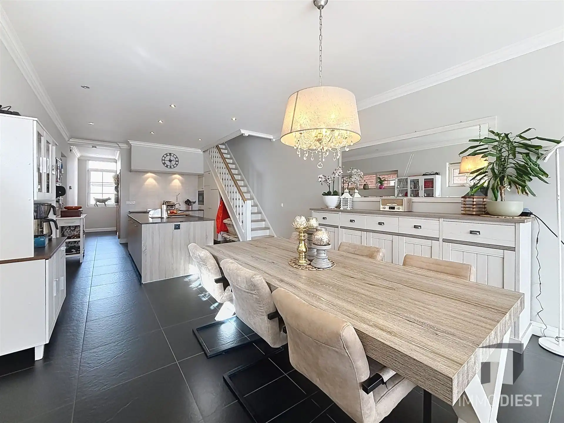 Charmante, instapklare gezinswoning met 3 ruime slaapkamers op 8a 52ca. foto 5