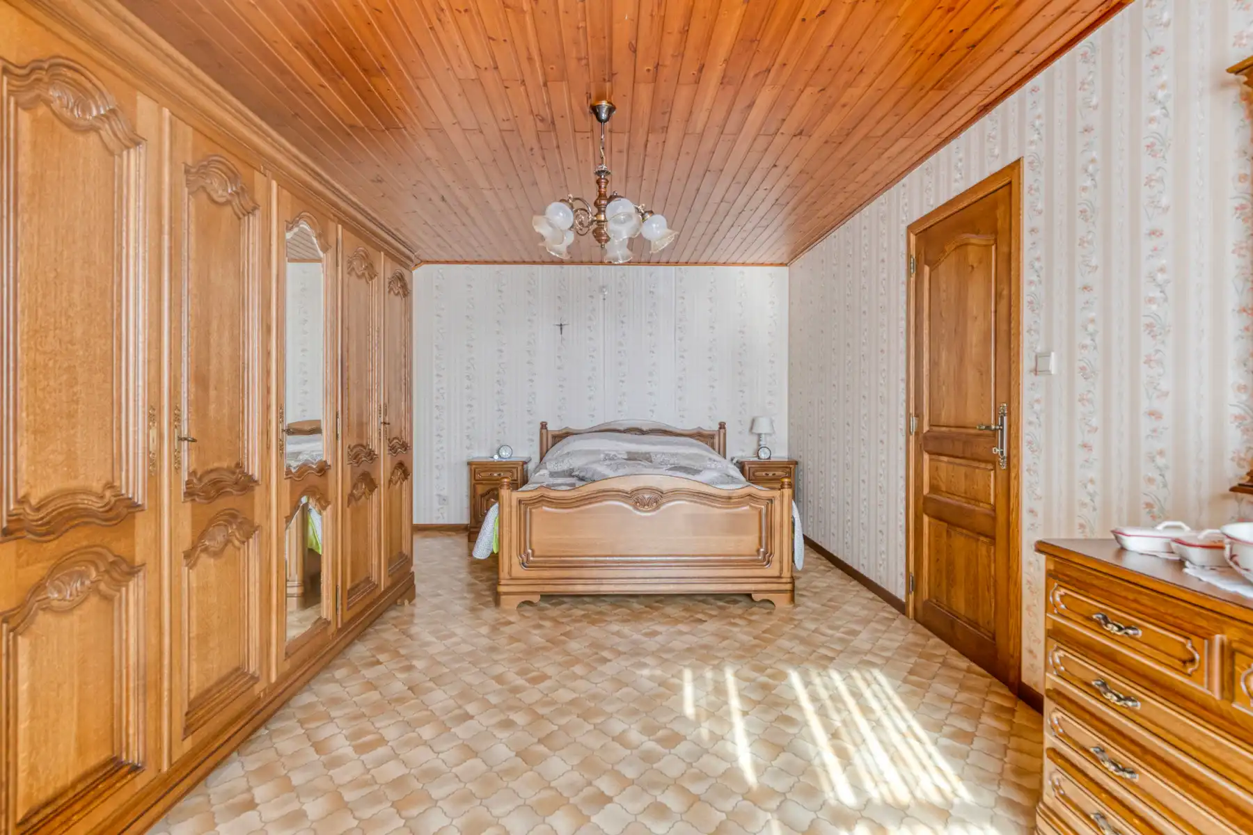 Te moderniseren ruime en solide 3-gevelwoning met grote tuin foto 15