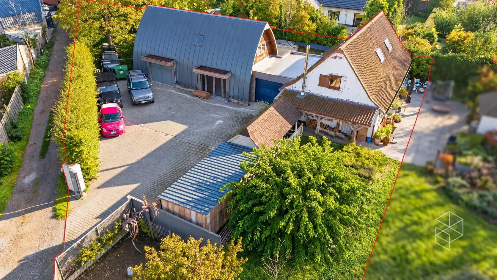 Karaktervolle woning in loftstijl met ruime loods op circa 1117 m² in Assebroek foto 6