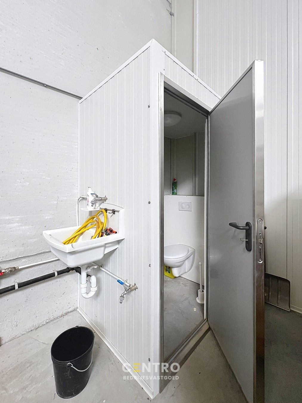 Instapklare LOODS (216m²) voorzien van sectionaalpoort (4,5 x 4,5m) met aparte loopdeur en VH van 7m. Op industriezone te Houthulst! foto 10