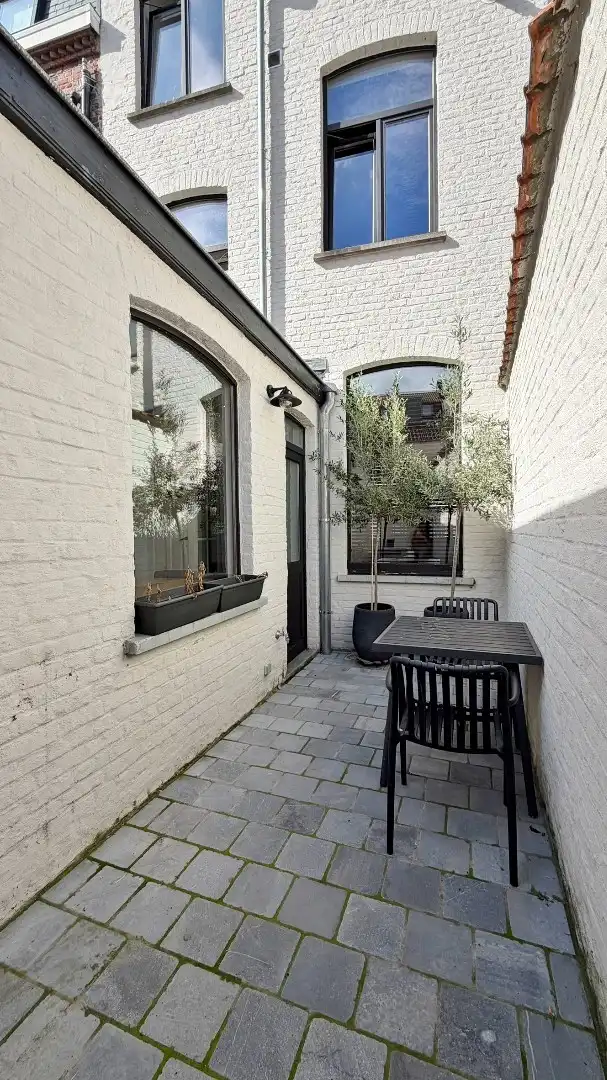 Gerenoveerde herenwoning met gezellig stadskoer in Ieper centrum. foto 8