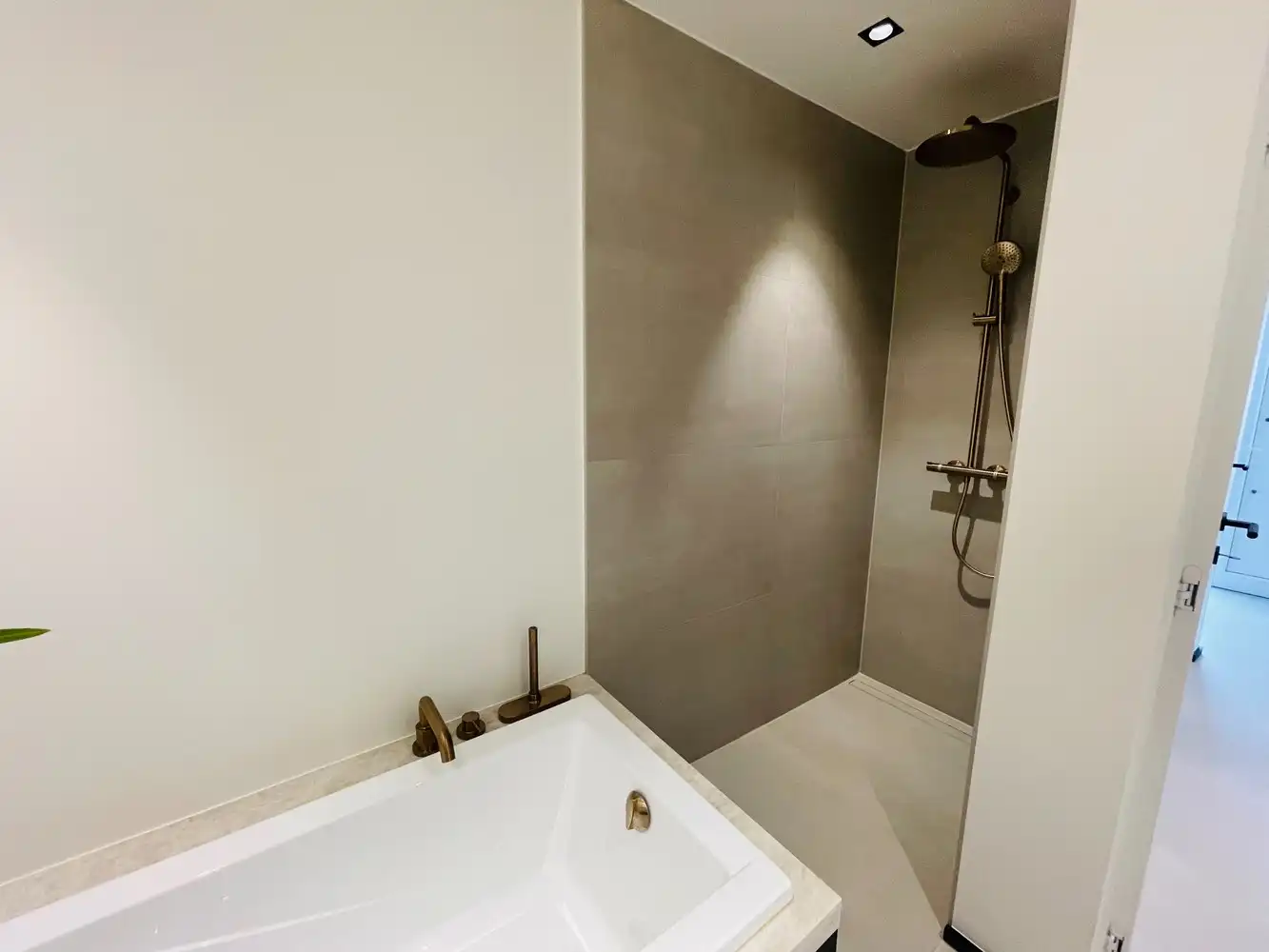 Damme, vlakbij Moerkerke Tot in de puntjes LUXUEUS  gerenoveerde ENERGIEZUINIGE open bebouwing , alles op het gelijkvloers foto 12