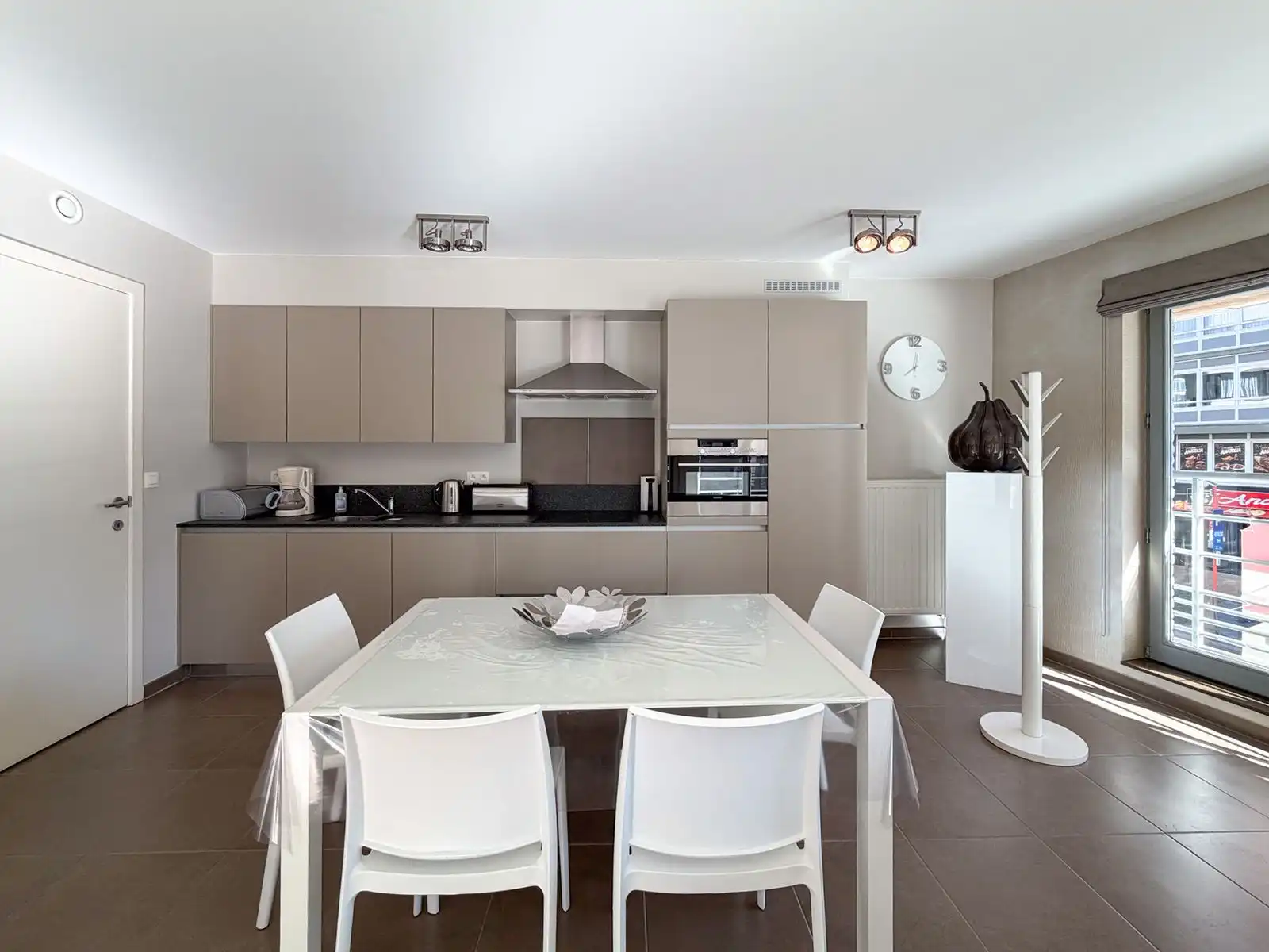 Lichtrijk hoekappartement met 1 slaapkamer in hartje Oostende foto 7