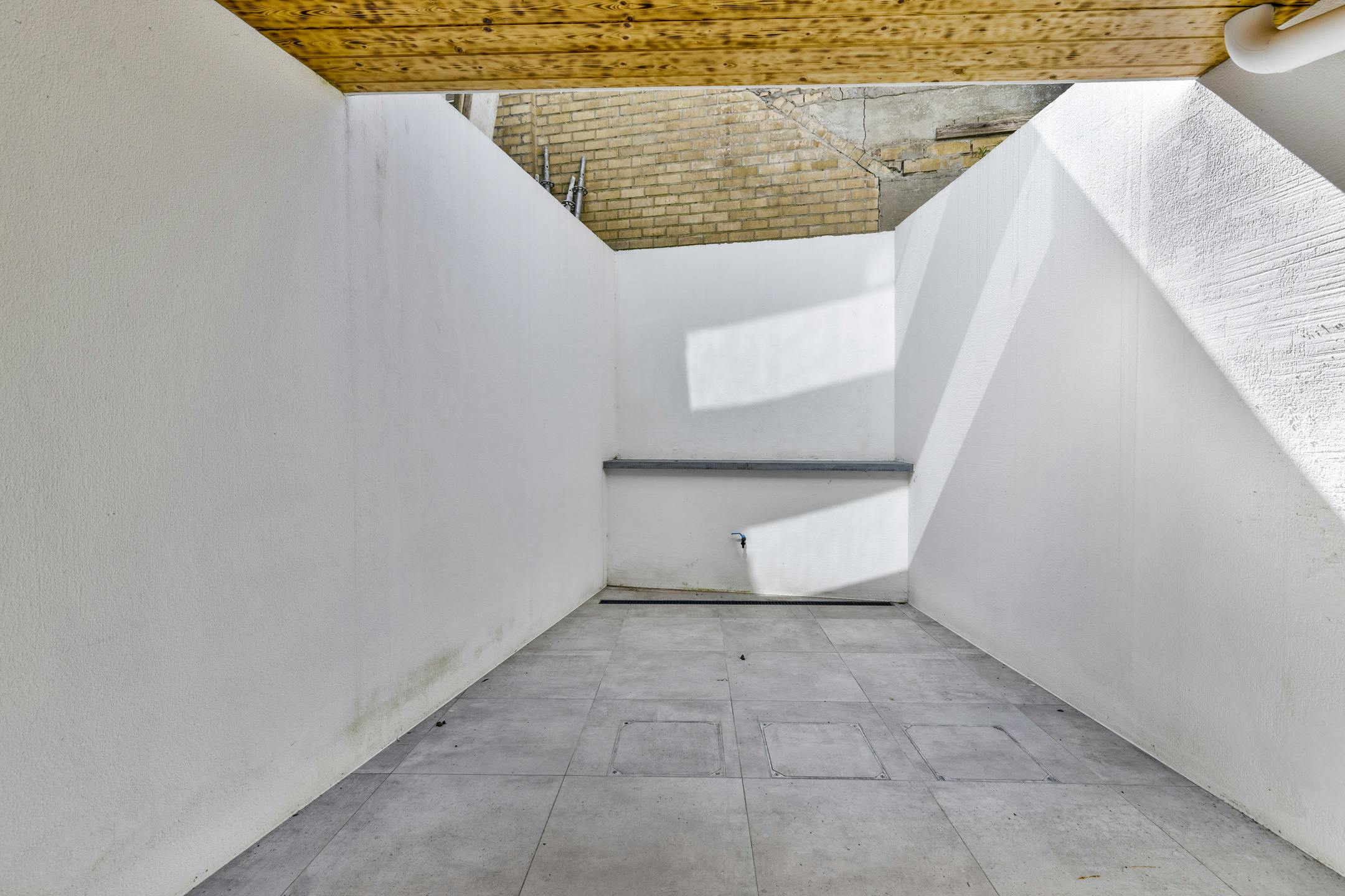 Instapklaar twee slaapkamer appartement te koop in Zeebrugge foto 18