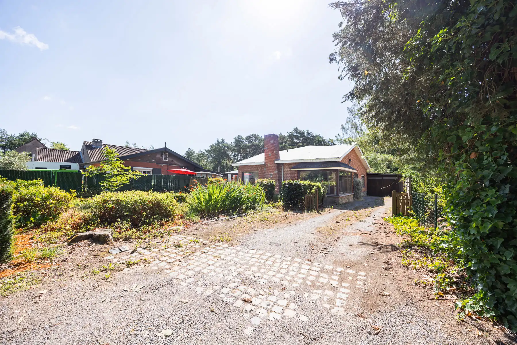 Bungalow op toplocatie met grote loods foto 3