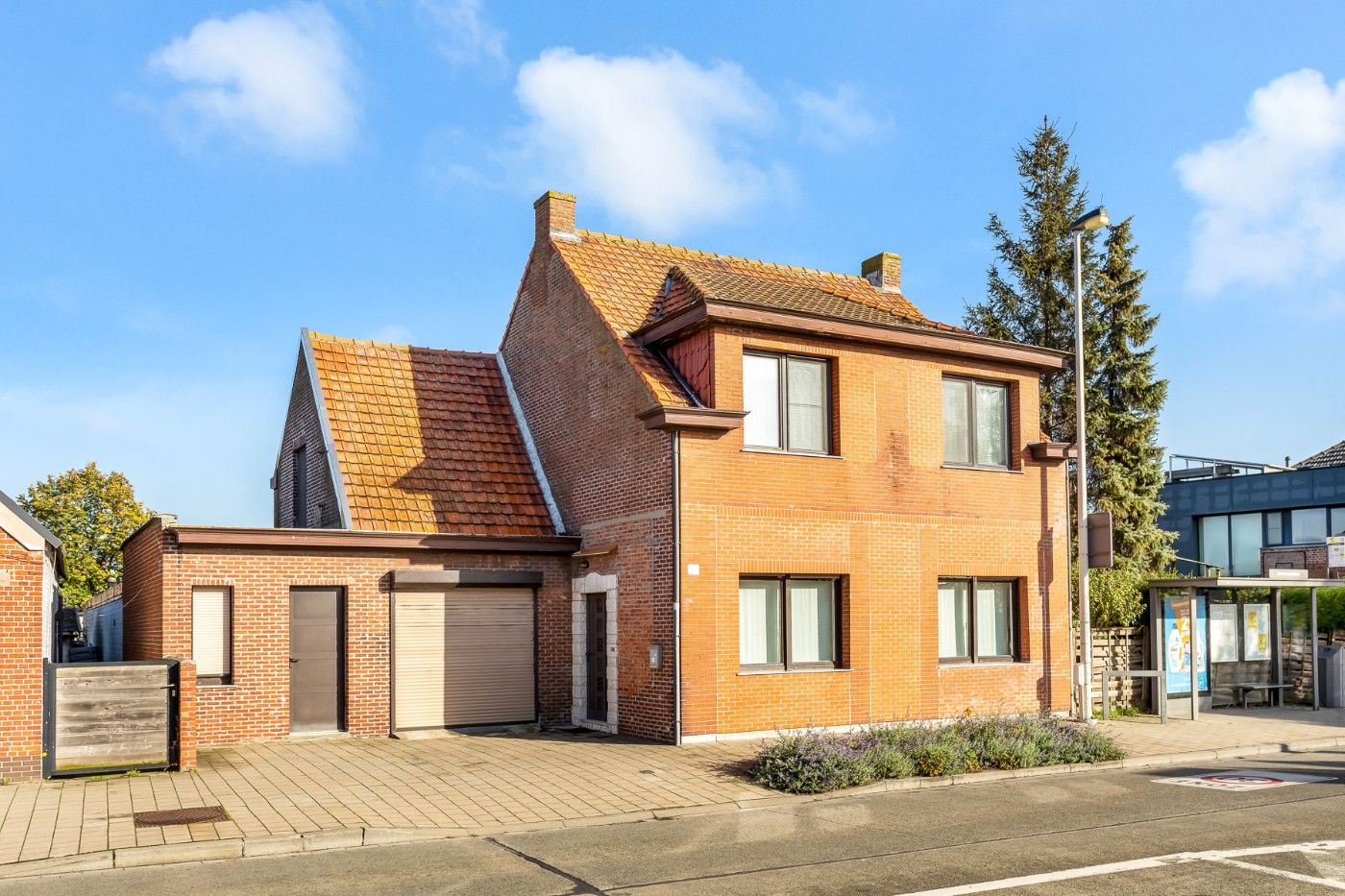 Hoofdfoto van de publicatie: Ruime, instapklare woning met 3 slpk., garage, fietsenberging en koer