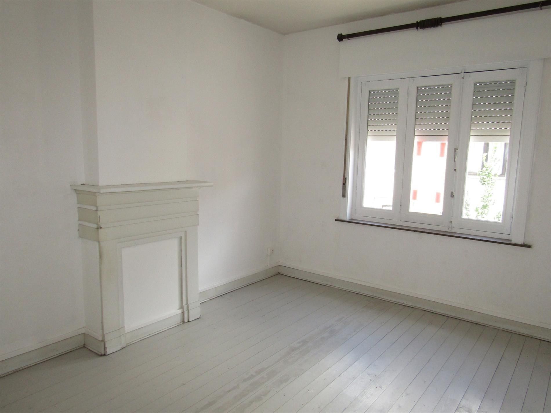 Stadswoning met 3 slpk en tuintje te koop op zeer goede locatiein Kortrijk. foto 11
