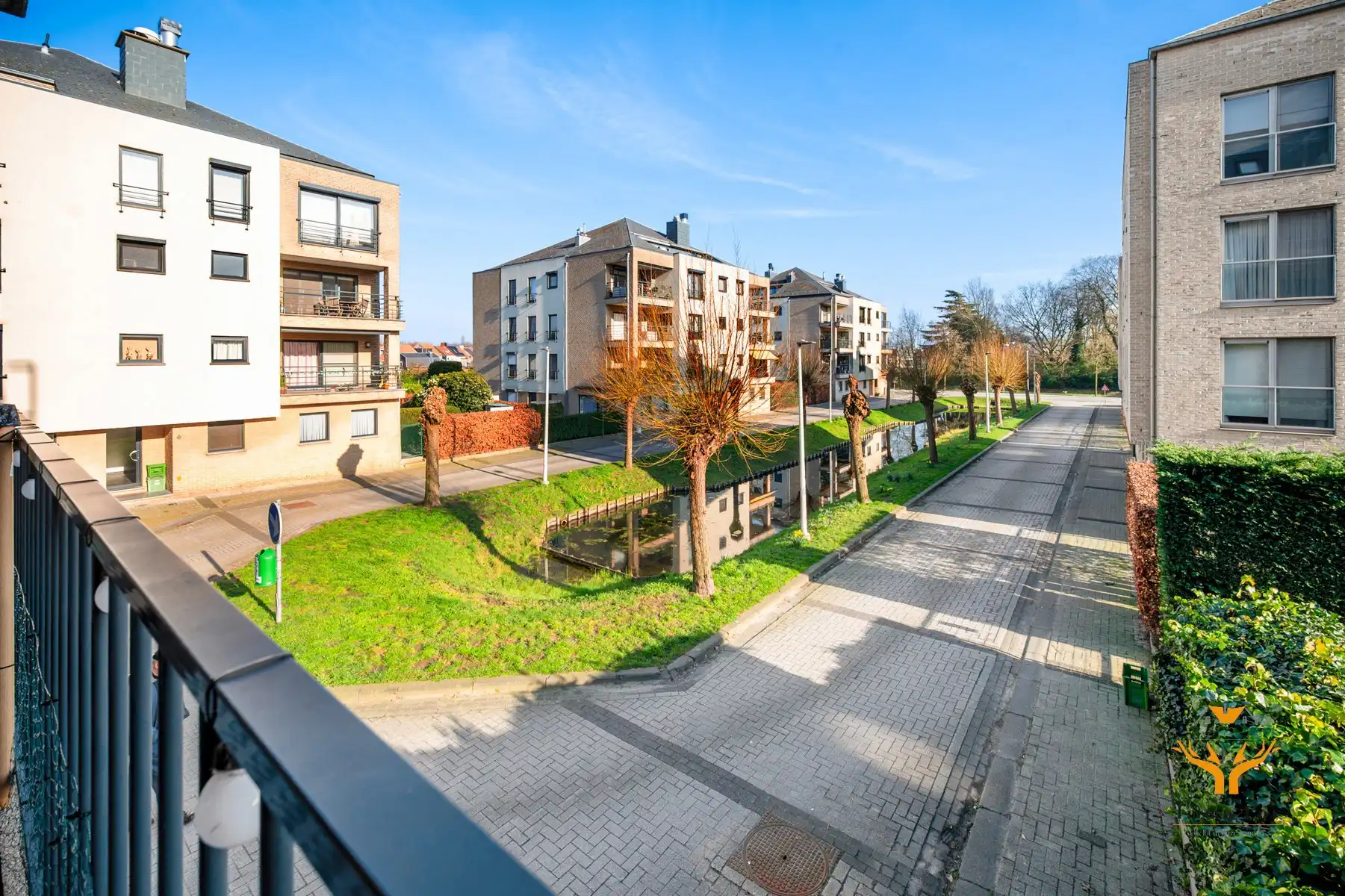 Instapklaar appartement met vijverzicht in Burcht foto 17