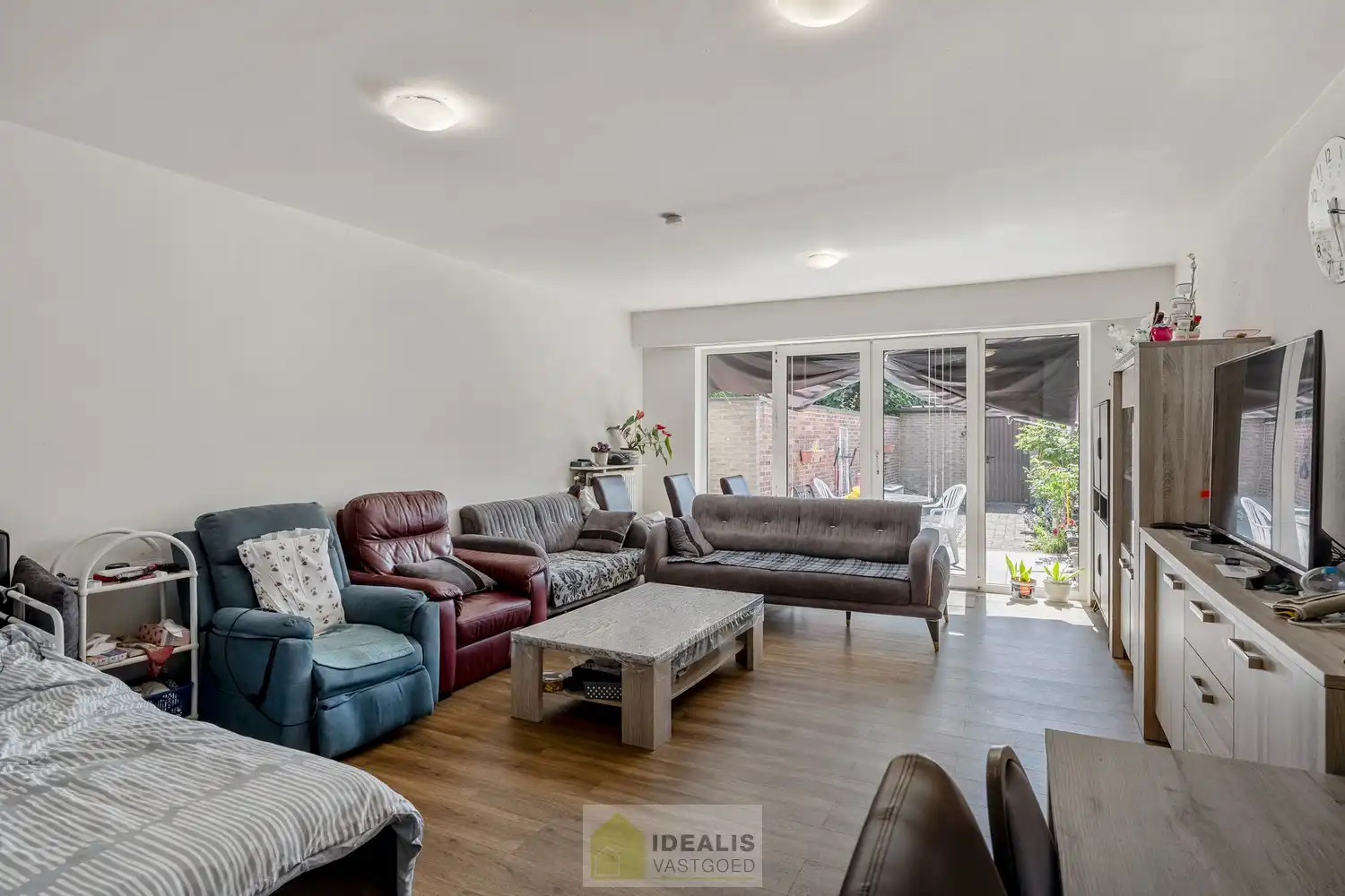 IDEALIS VASTGOED – GELIJKVLOERS APPARTEMENT MET LICHTRIJKE LEEFRUIMTE EN AANSLUITEND RUIME KEUKEN, BADKAMER, 2 SLAAPKAMERS EN GARAGEBOX OP EEN UITERST GUNSTIGE LOCATIE VLAK BIJ HET CENTRUM VAN PELT! foto 6