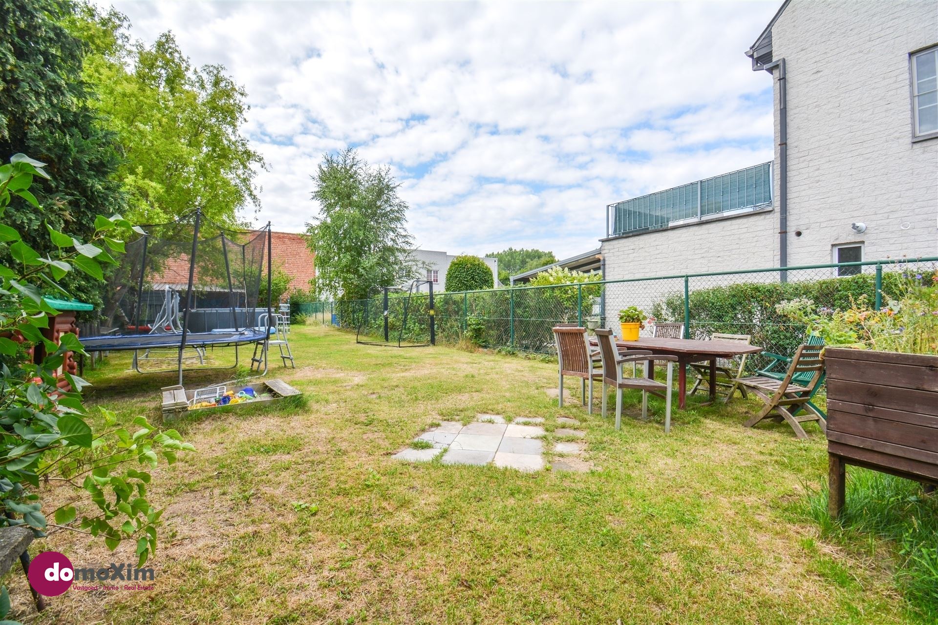 Centraal gelegen woning met 4 slaapkamers en grote tuin foto 16
