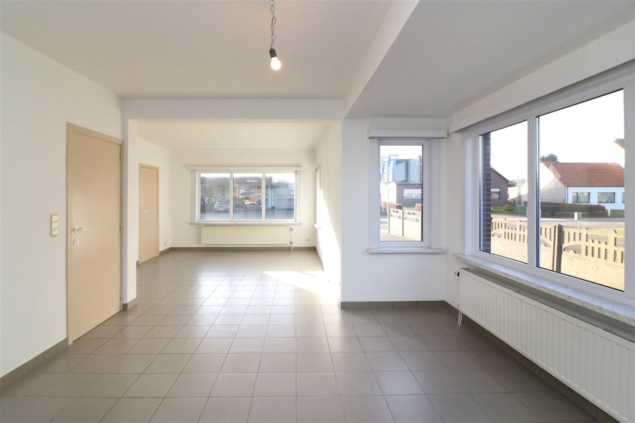 Woning met 2 slpk, terras, autostaanplaats onder de carport foto 2