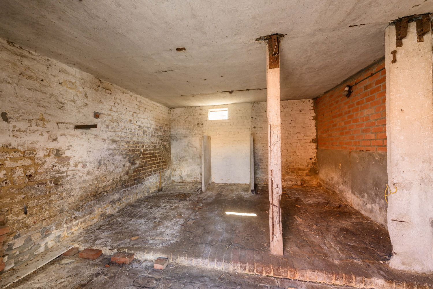 Totaal te renoveren woning te Ardooie. foto 23