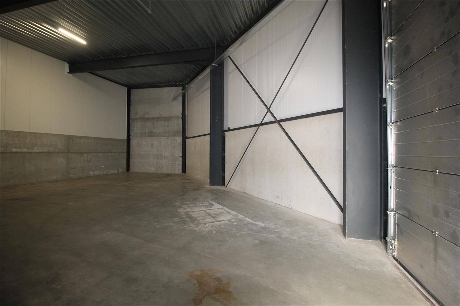 Een opslag - / bedrijfsruimte van 163 m², zijnde de vierde rechts achteraan gelegen. foto 2