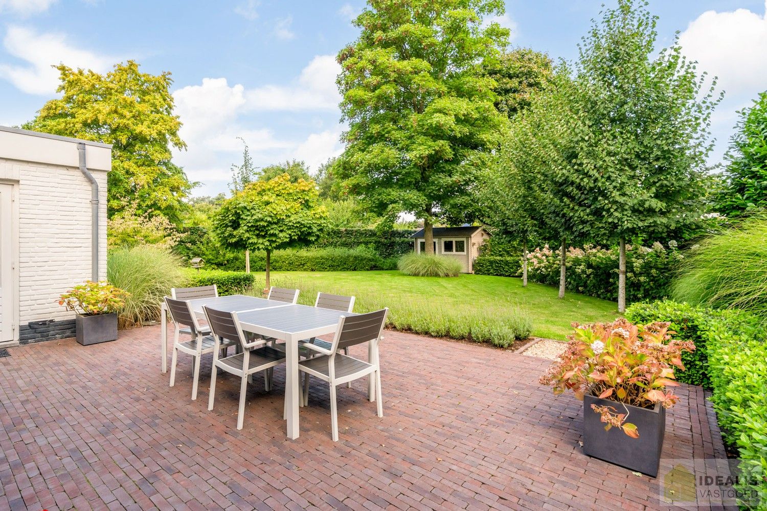 PRACHTIGE VILLA MET SCHITTERENDE ROYALE LEEFRUIMTES, UITGERUSTE KEUKEN, 2 BADKAMERS, 3 SLAAPKAMERS, CARPORT VOOR 2 WAGENS EN KNAP AANGELEGDE TUIN. DEZE KNAPPE VILLA OP EEN RESIDENTIELE LOCATIE BESCHIKT OP DE GELIJKVLOERSE VERDIEPING OVER EEN ROYALE INKOMHAL, RUIME LEEFRUIMTE MET AANSLUITEND EETKAMER EN PRAKTISCH UITGERUSTE LEEFKEUKEN MET EEN BIJKEUKEN/WASPLAATS MET TOEGANG TOT TERRAS, BADKAMER EN 2 SLAAPKAMERS; OP DE VERDIEPING BESCHIKT DE WONING OVER EEN PRACHTIGE MASTERBEDROOM MET AANSLUITEND EEN LUXUEUZE BADKAMER. EEN ‘MUST SEE’ VOOR KOPERS OP ZOEK IN HET MOOIE SEGMENT! foto 30