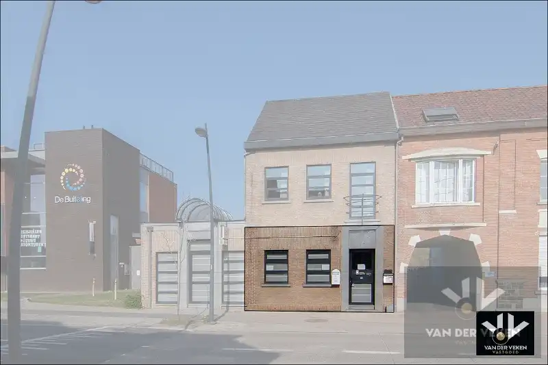 Opbrengsteigendom bestaande uit drie entiteiten: feestzaal/dienstencentrum, kantoorruimte en een duplexappartement kort aan de school en in het centrum van Paal, op een steenworp van het op- en afrittencomplex van de autosnelweg E313! foto 30