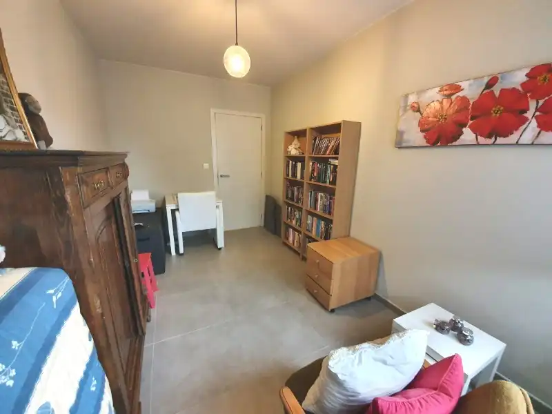 INSTAPKLAAR gelijkvloers recent appartement met privé inkom en carport foto 15