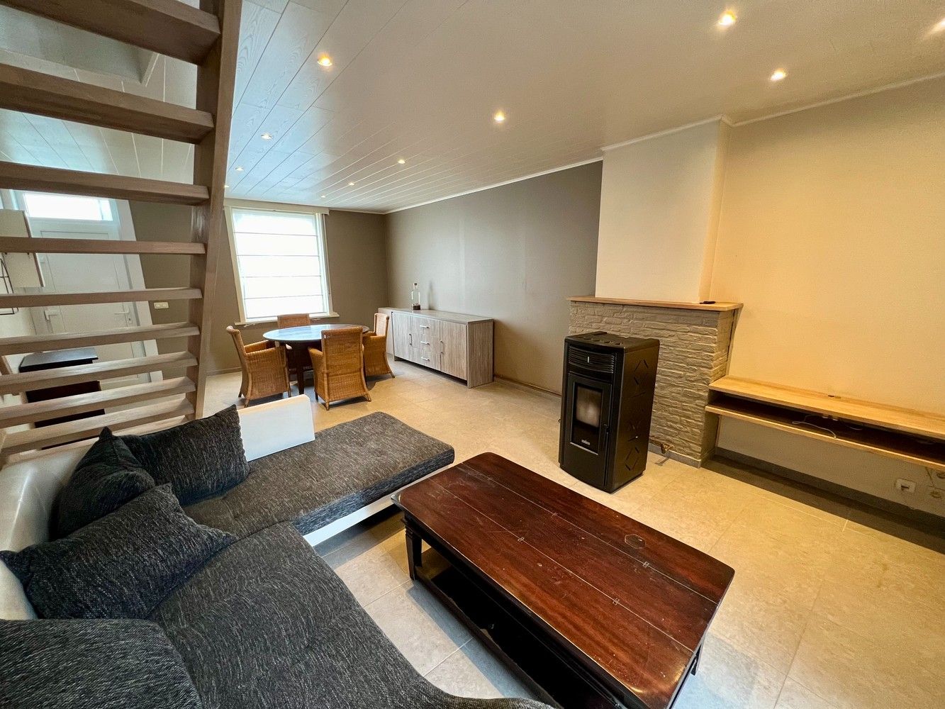 Centraal gelegen woning met 2 slaapkamers en zéér ruime garage! foto 3