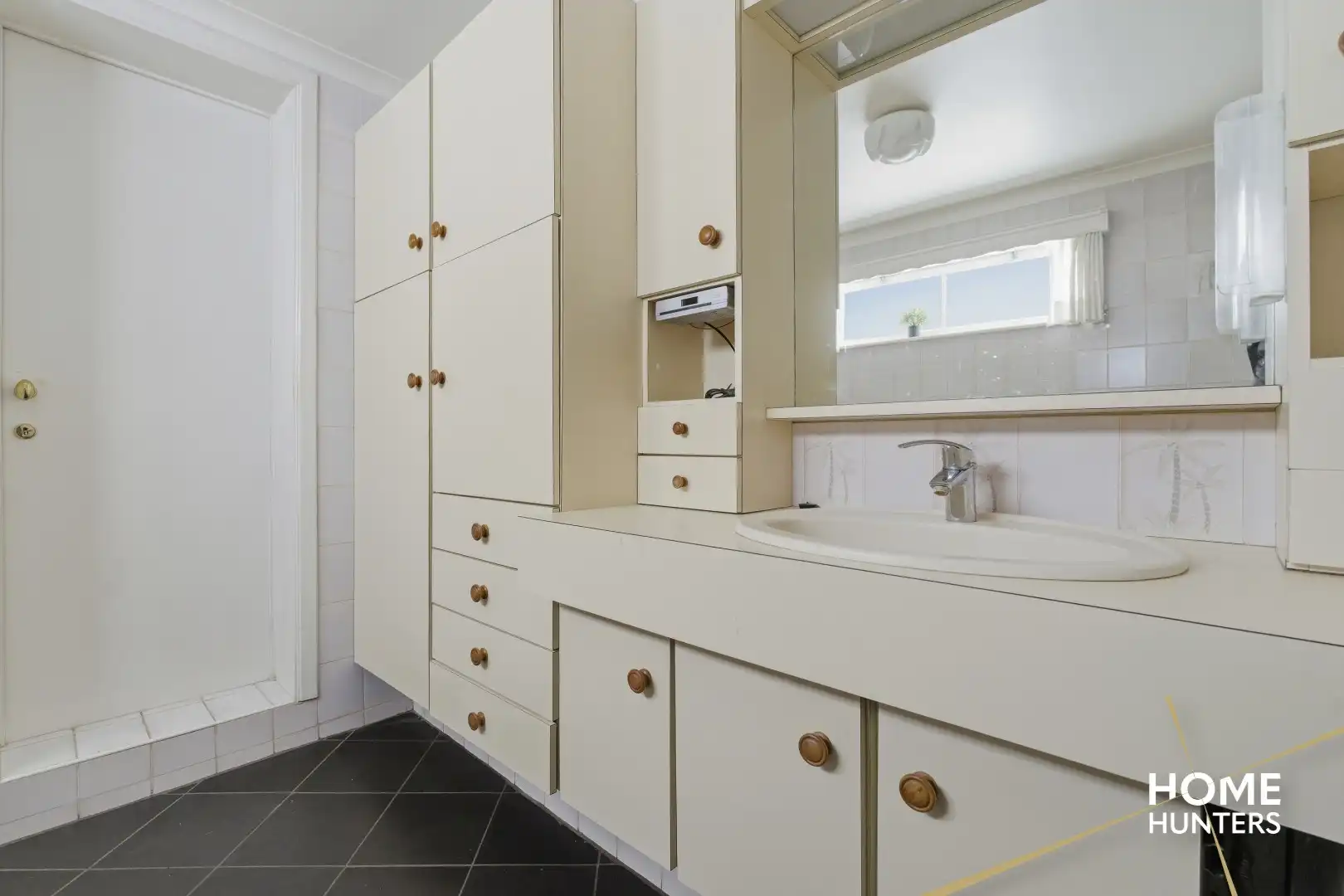 Karaktervolle stadswoning met 5 slaapkamers, ruime garage en tuin nabij de Leie in Wervik foto 10