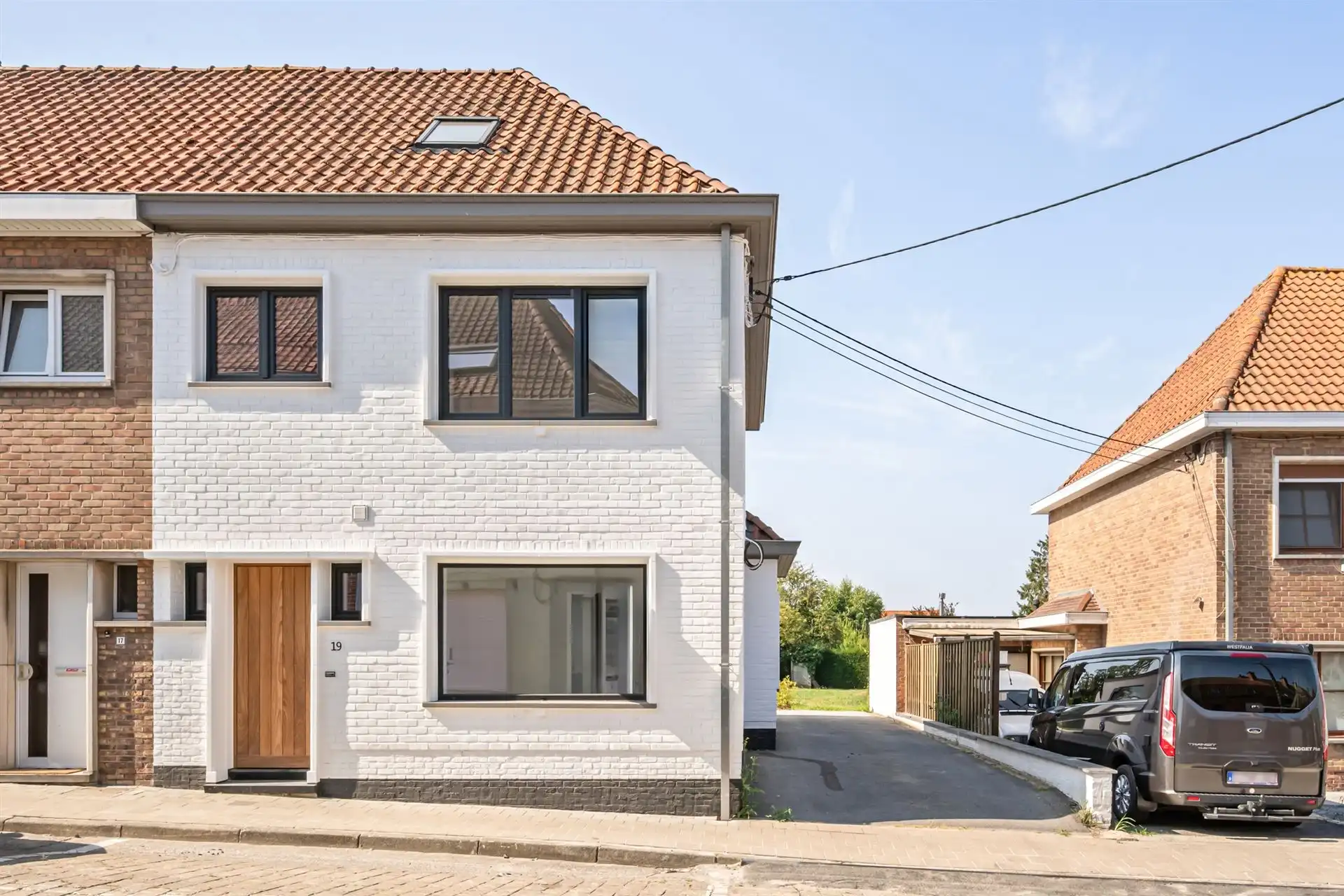 Charmant gerenoveerde woning met grote aangename tuin en handige oprit. foto 2
