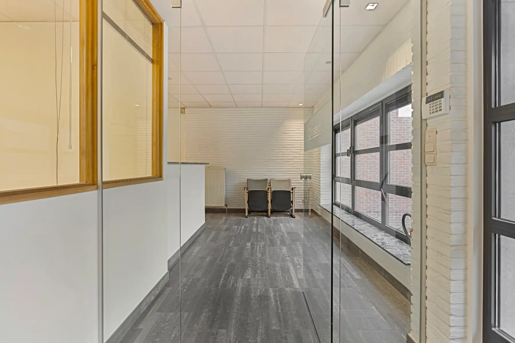 Aparte functionele kantoor- en praktijkruimtes te huur. foto {{pictureIndex}}