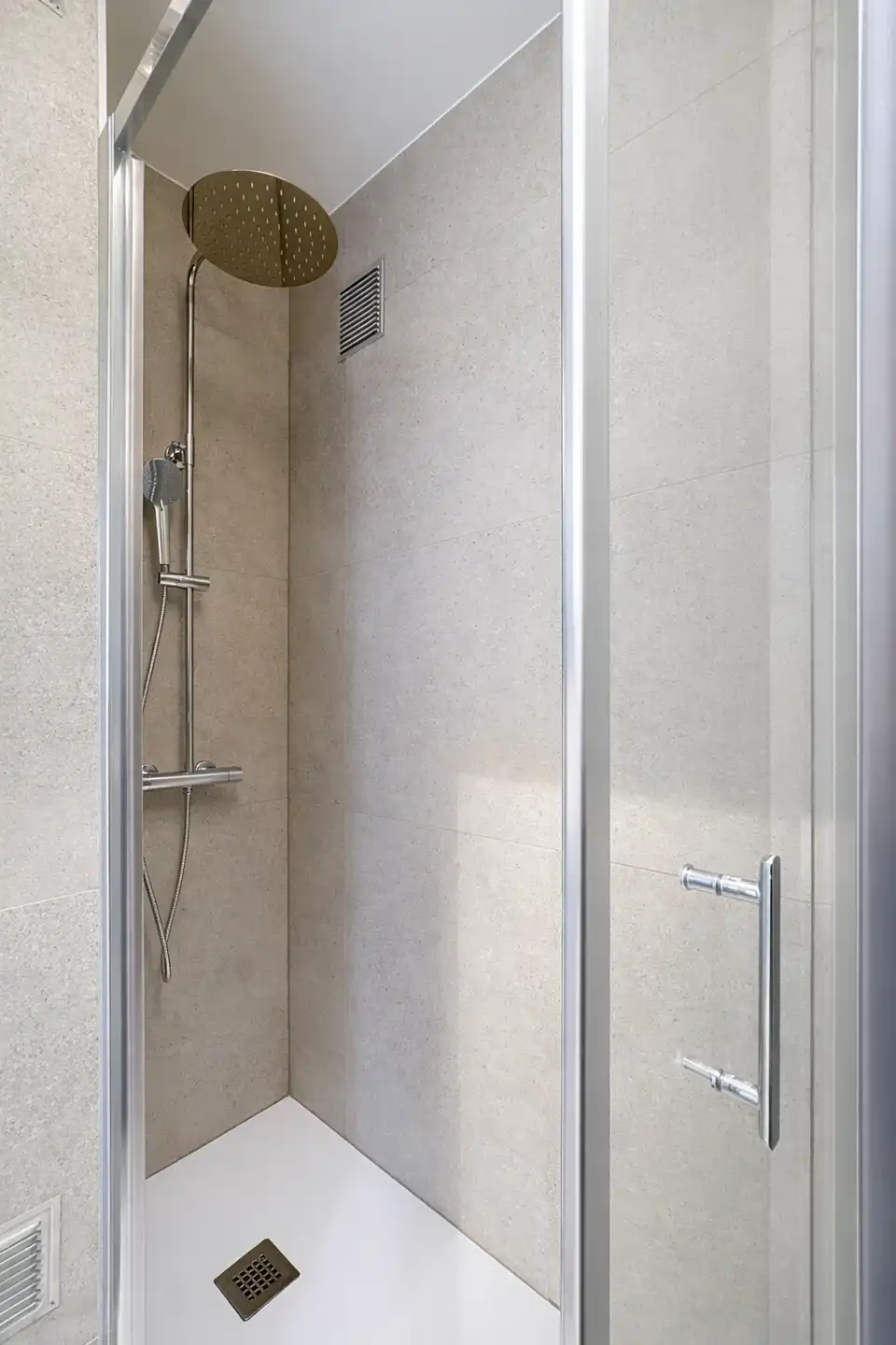 Prachtig gerenoveerd appartement met terras – instapklaar foto 10