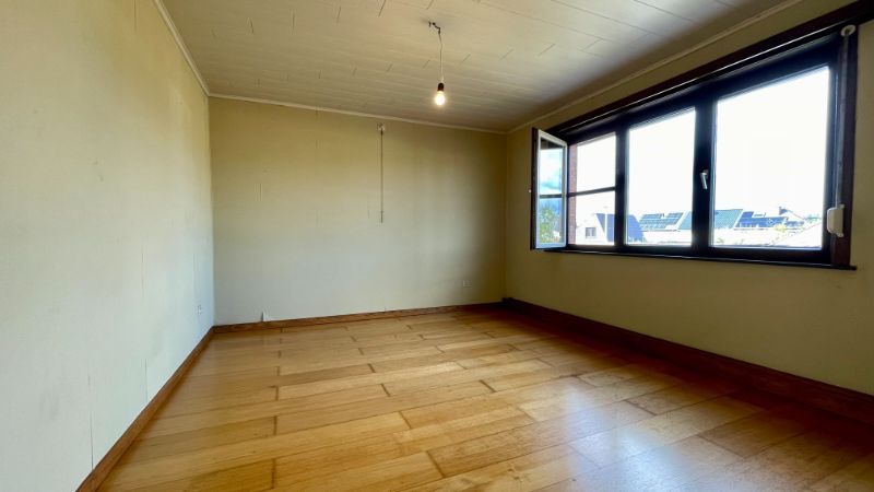 Charmante woning met garage en tuin foto 10
