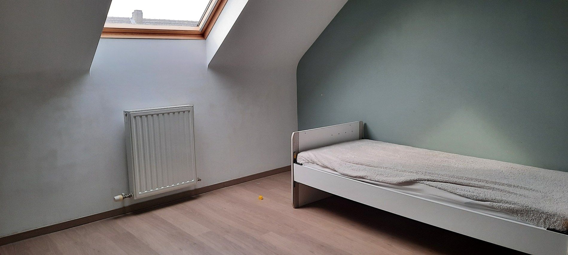 Charmant en ruim duplex appartement in het centrum van Neeroeteren, met 3 slaapkamers en terras.  foto 7