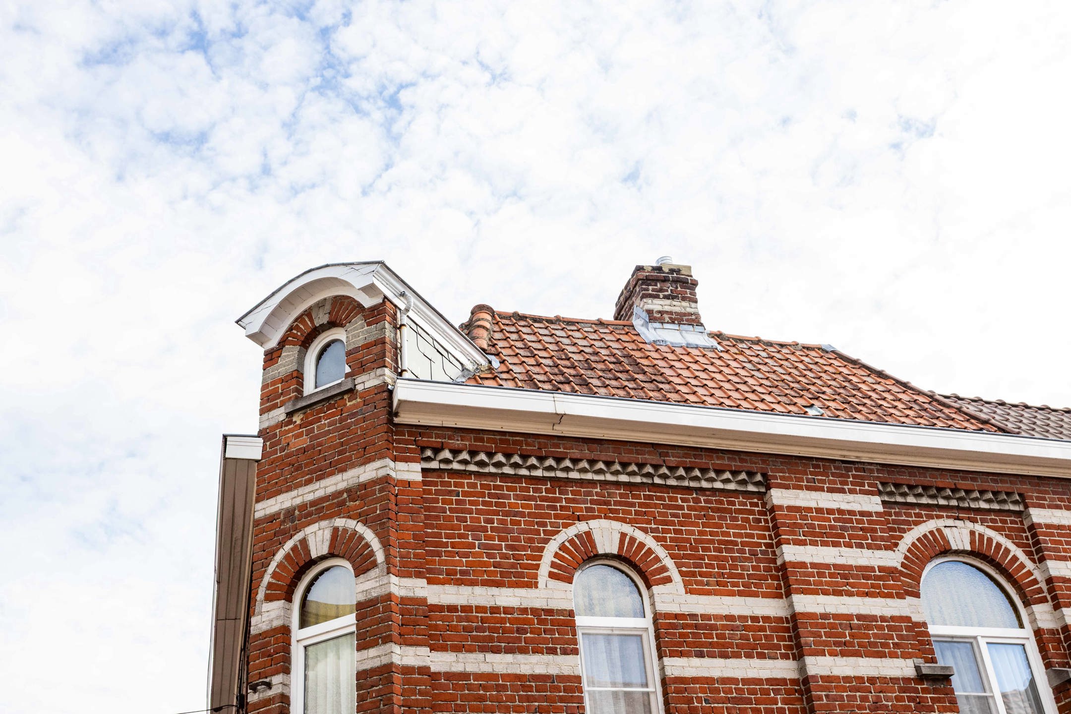  Verassend ruime, te renoveren woning in Ronse foto 2