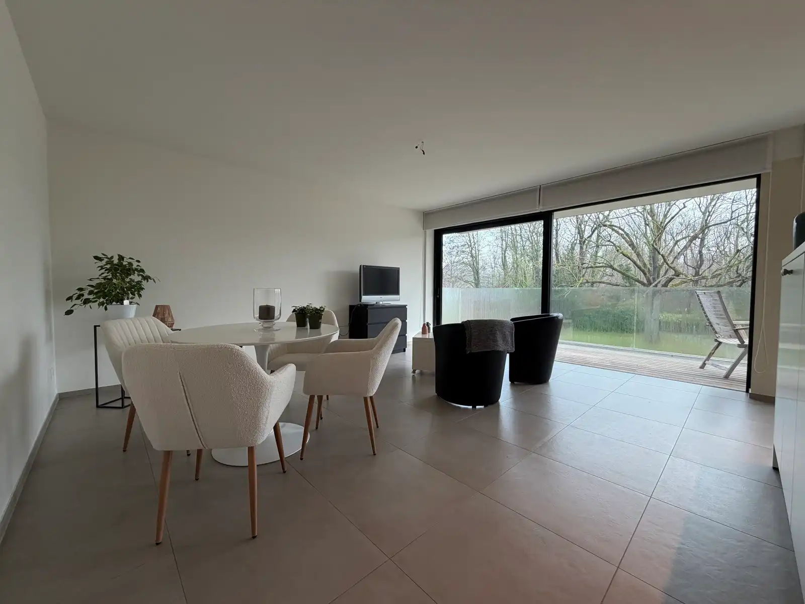 Instapklaar appartement met terras en staanplaats nabij centrum Aalst. foto 3