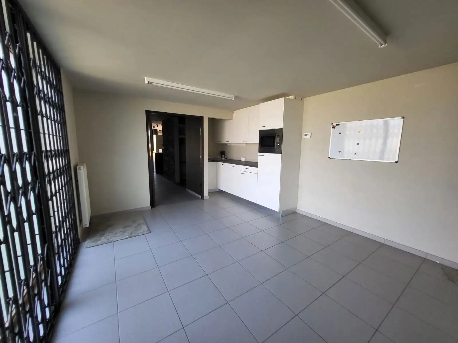 Klassevolle handelsruimtes, centraal gelegen te Loppem foto 11