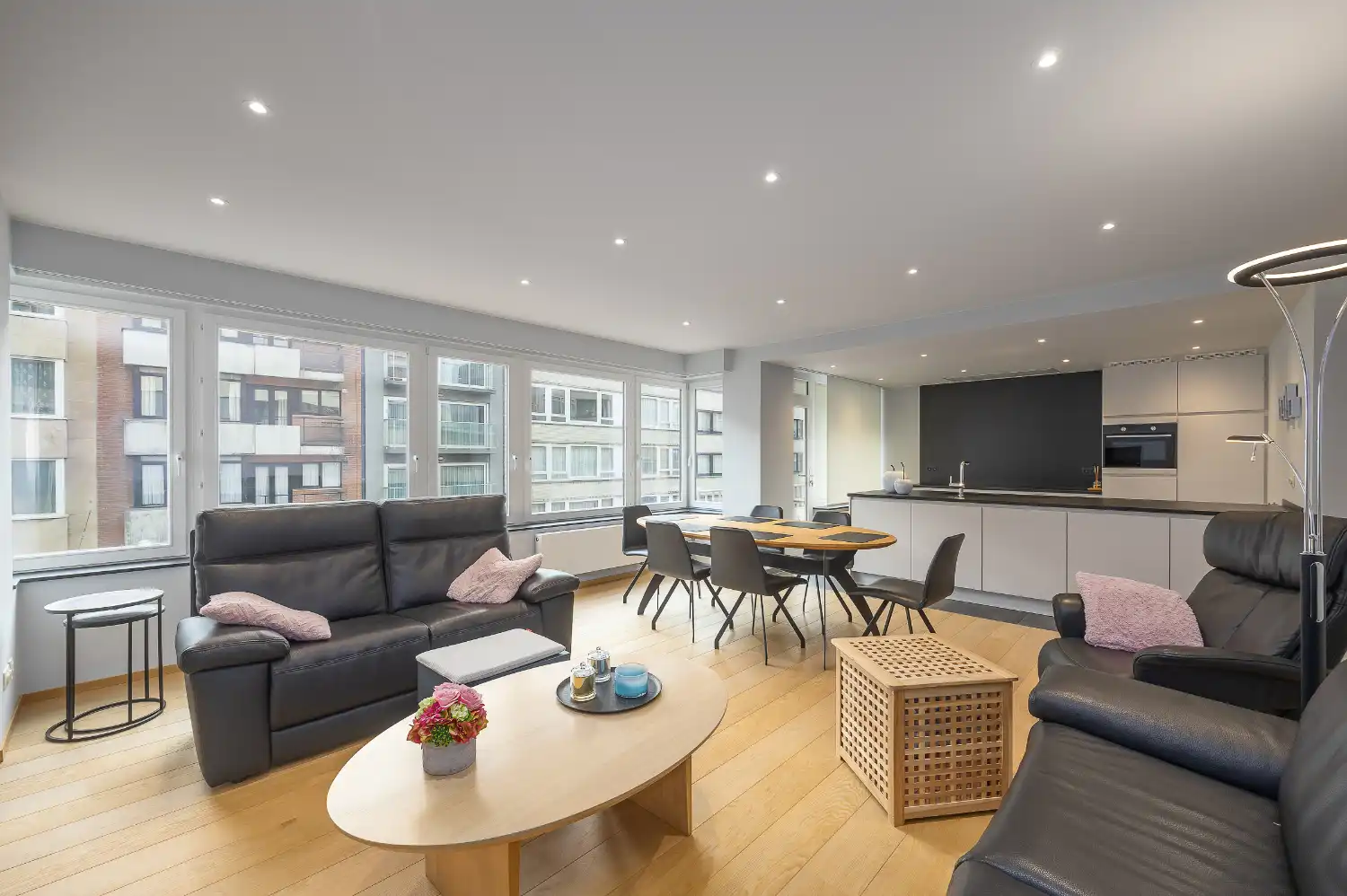 Gerenoveerd 2-slaapkamer appartement met inpandige garage in hartje Oostende foto {{pictureIndex}}