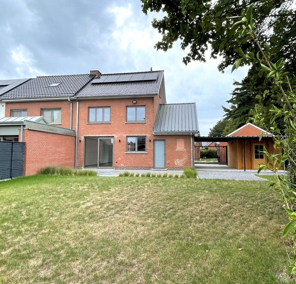 Knap gerenoveerde halfopen bebouwing met 3 slpks, garage & carport! foto 23