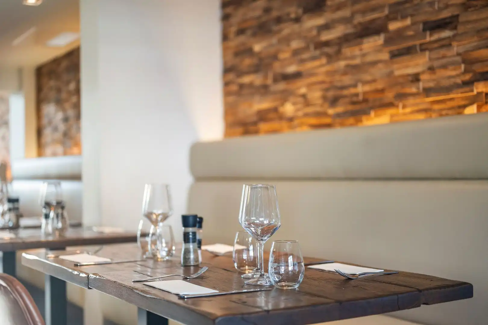 Gebouw waar het gezellige restaurant "De Vondel" is ondergebracht met woonst en voldoende parking op eigen terrein foto 9