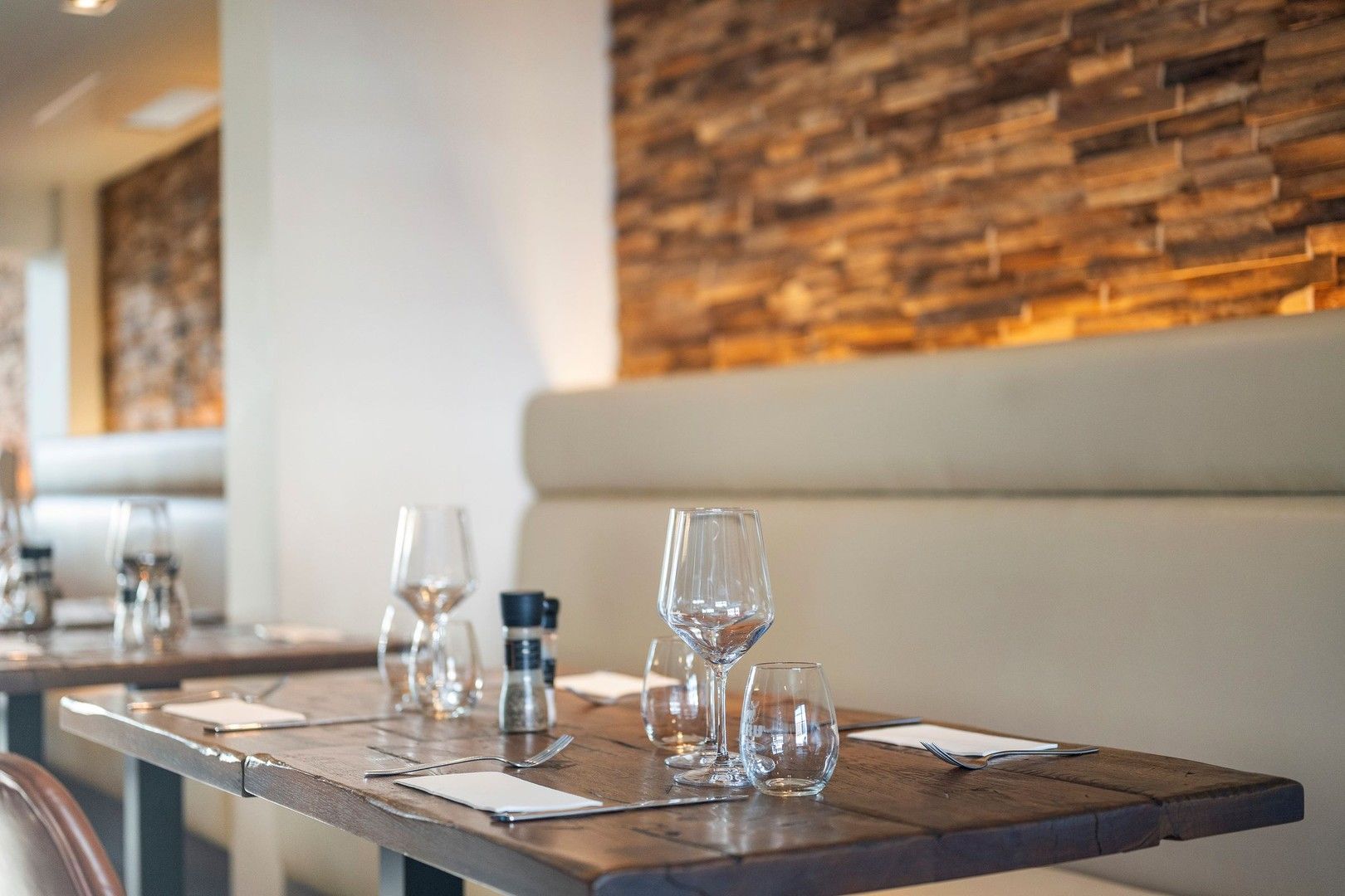 Gebouw waar het gezellige restaurant "De Vondel" is ondergebracht met woonst en voldoende parking op eigen terrein foto 9