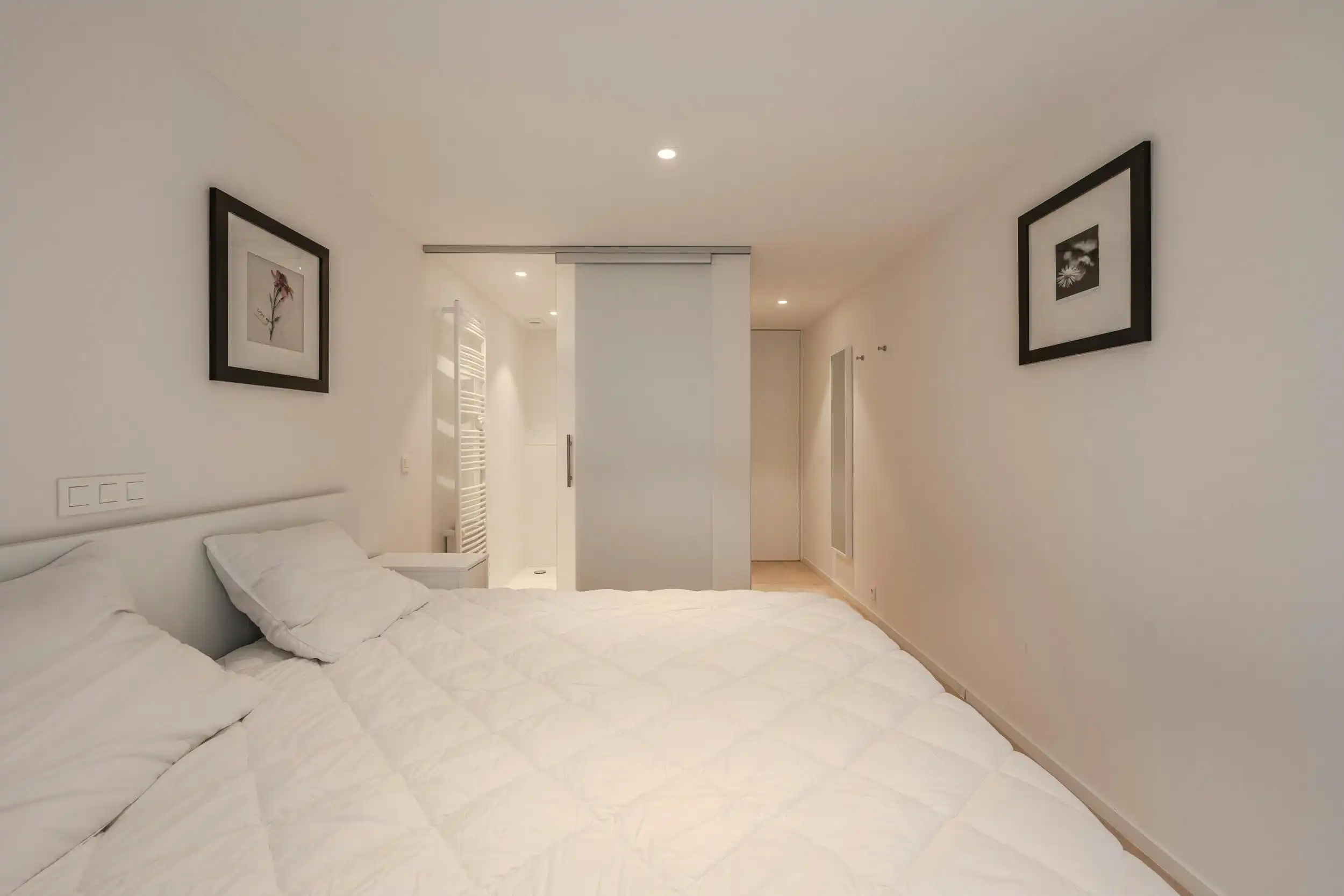 Uitzonderlijk ruim appartement met drie slaapkamers foto 8