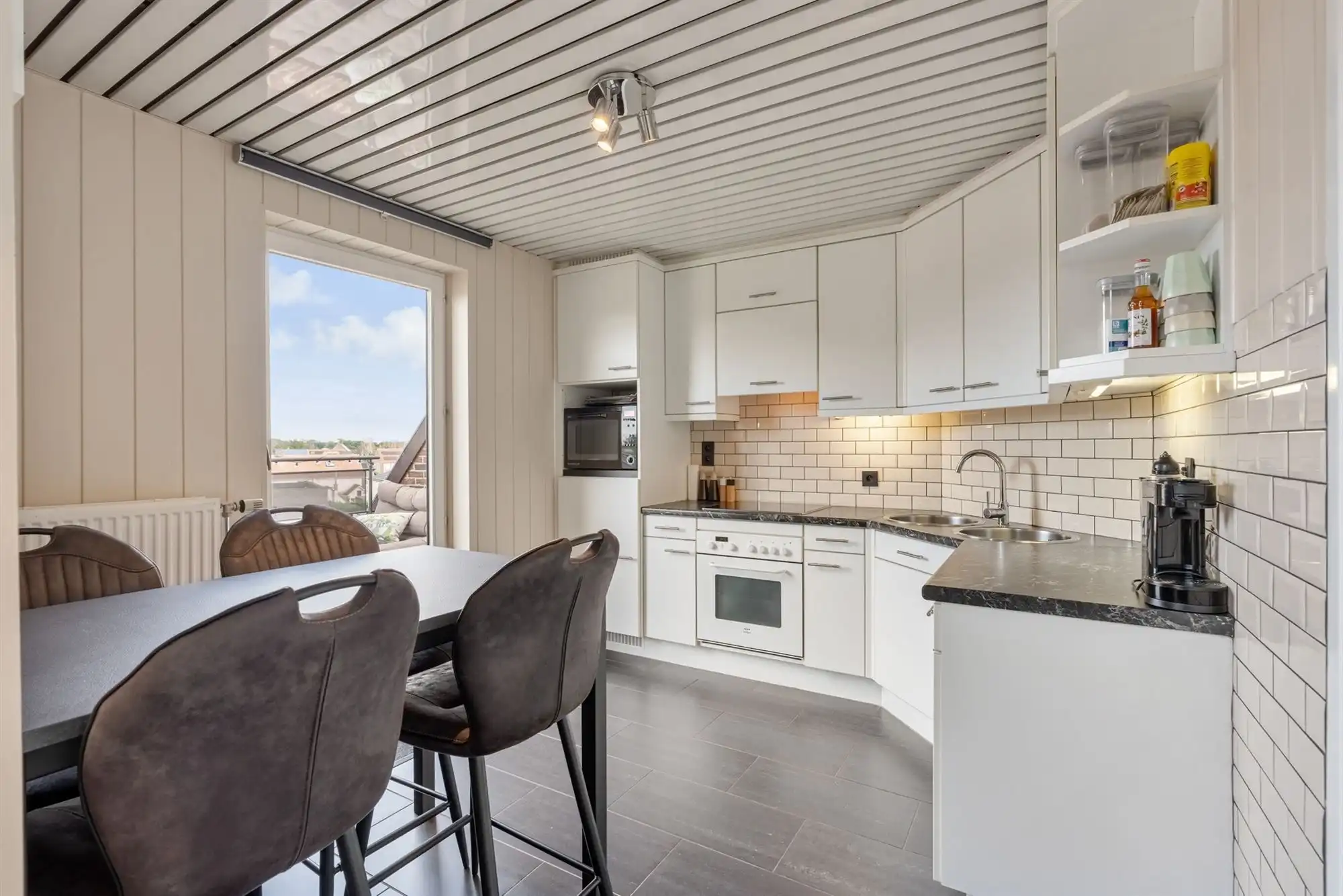 Ruim duplex appartement in het centrum van Neeroeteren foto 12