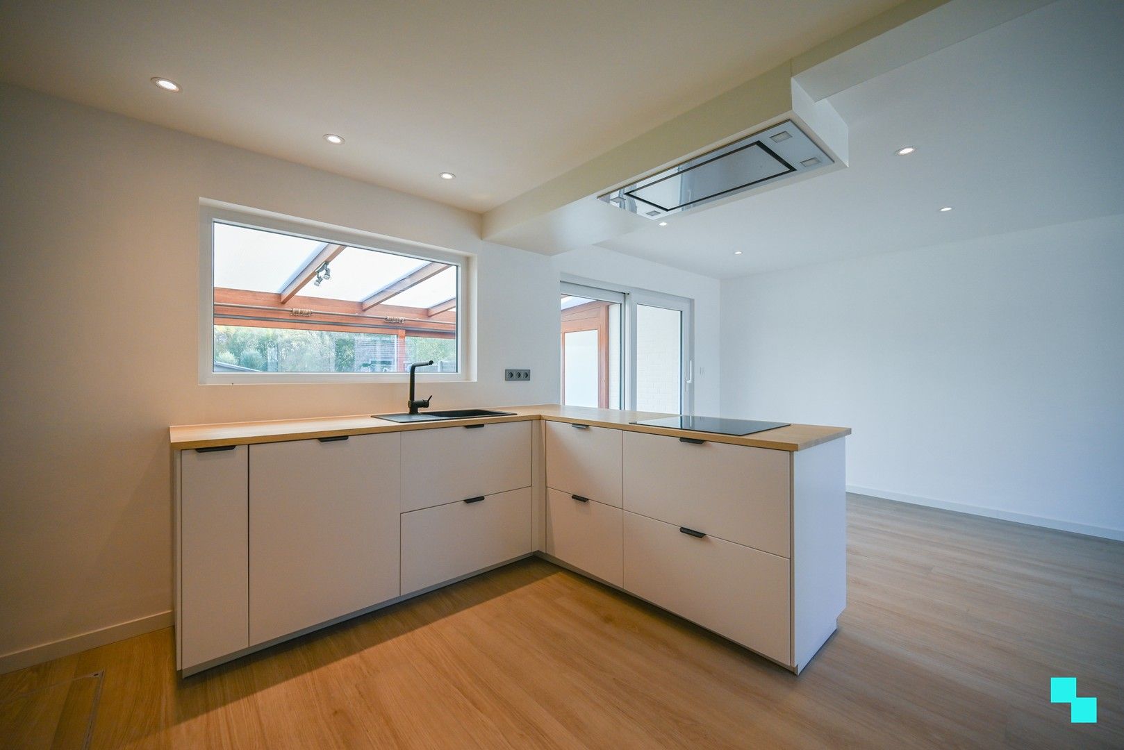 Instapklare eengezinswoning in een rustige buurt in Oostrozebeke! foto 7