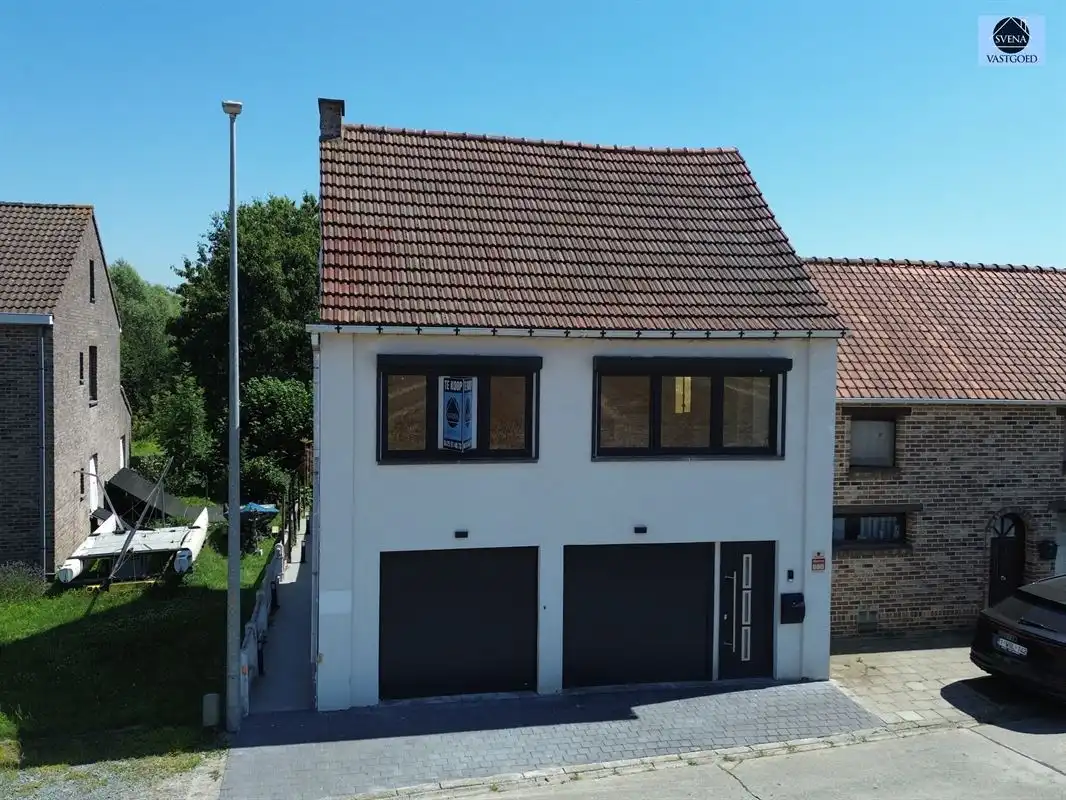 Hoofdfoto van de publicatie: GERENOVEERDE HOB MET GROTE TUIN EN 2 GARAGES