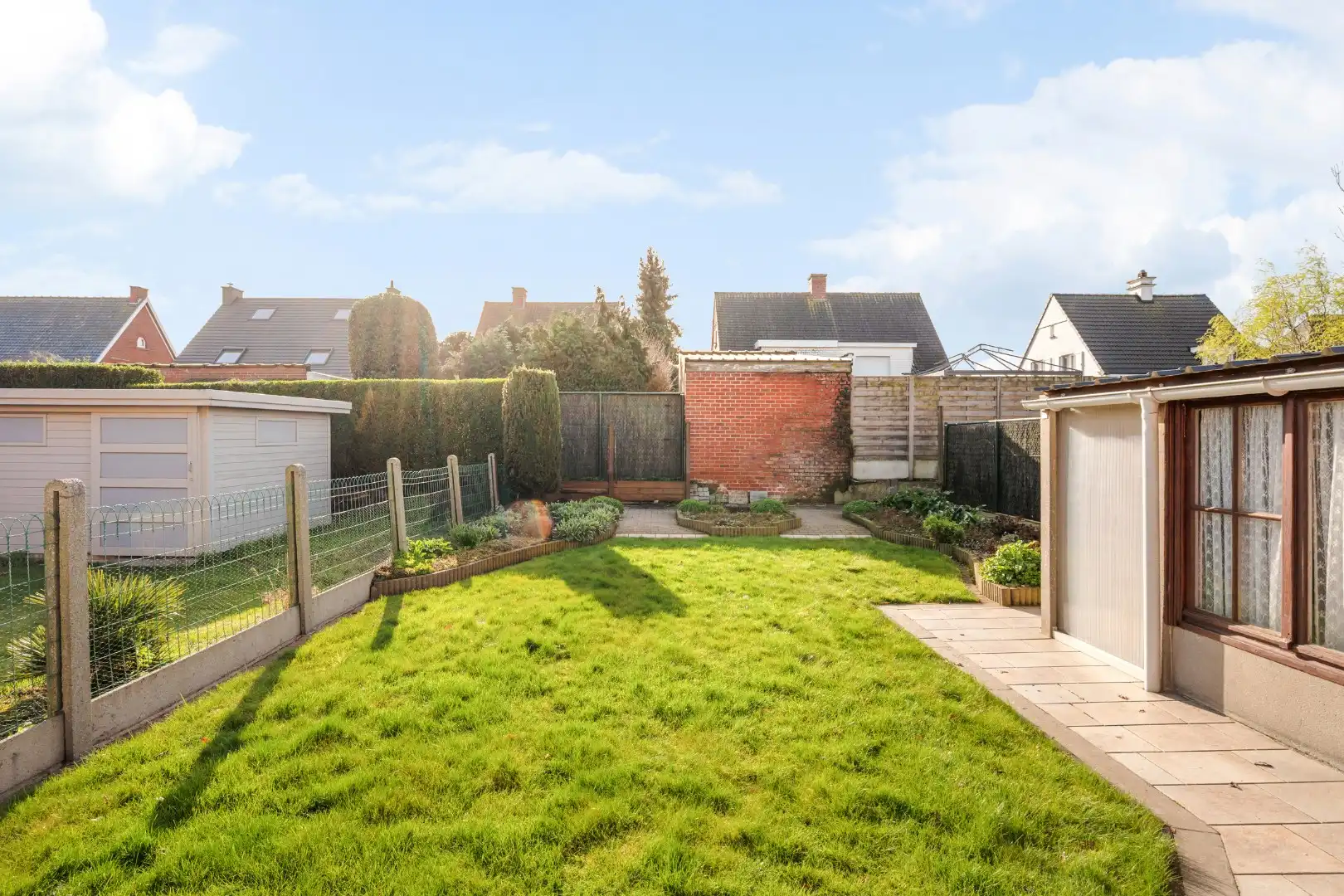 Woning met 3 slaapkamers en grote zolder, garage en zonnige tuin in Izegem foto 3