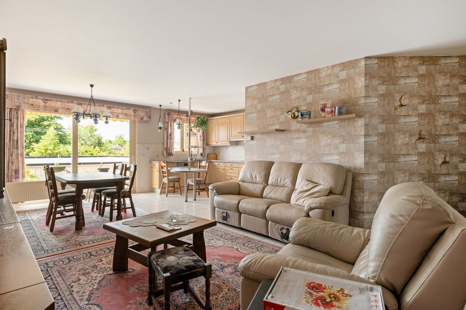 Ruim appartement met zeer ruime garage en terras in het centrum van Sint-Job-in-'t-Goor! foto 2