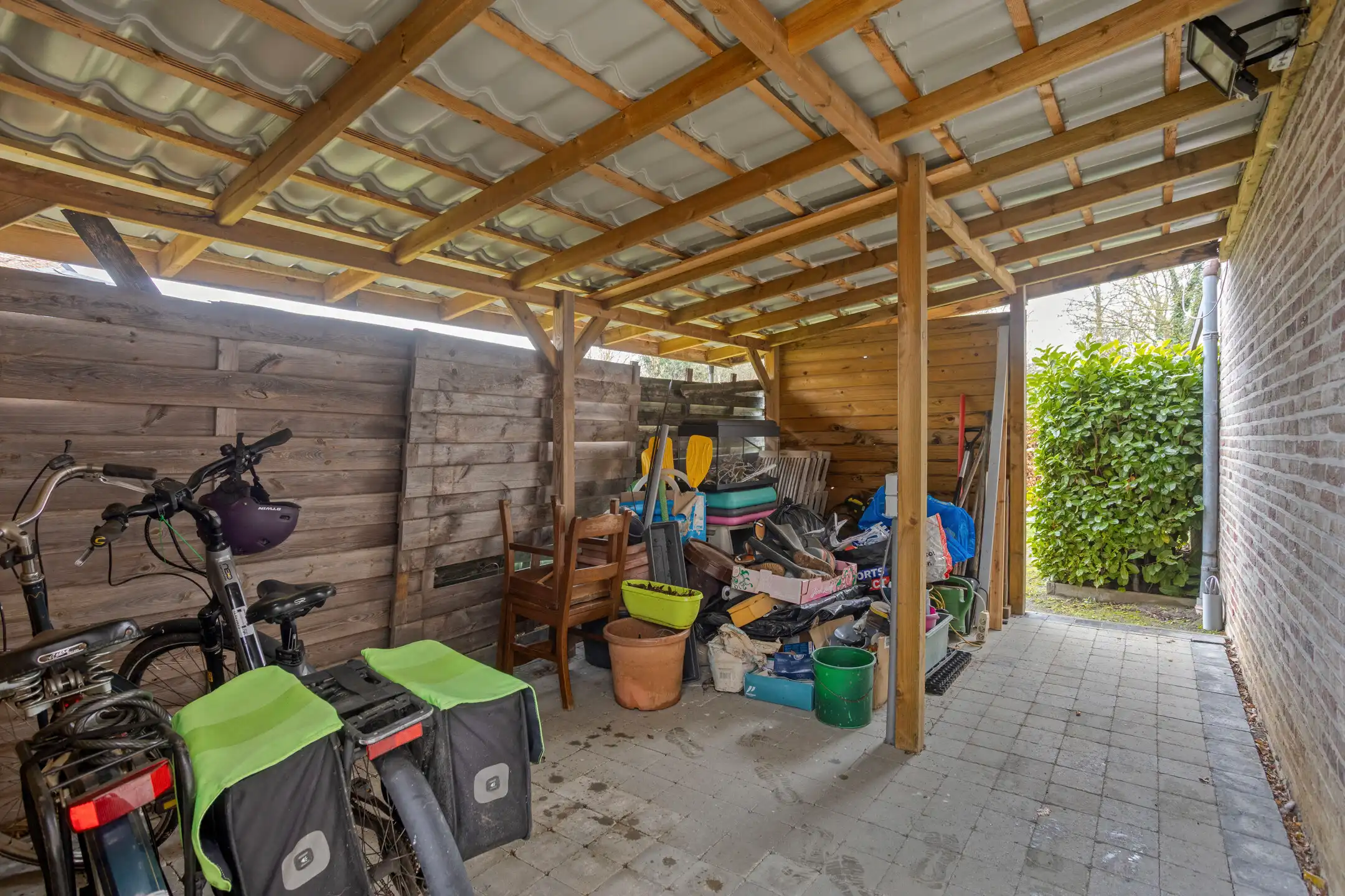 Rustig gelegen woning met drie slaapkamers, bureau en garage foto 17