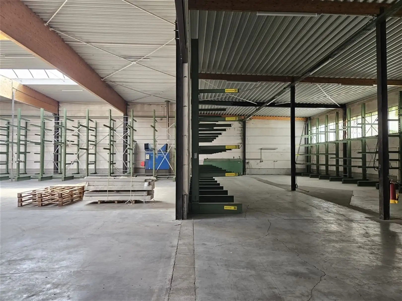 Magazijnen met verhard terrein en kantoren foto 13