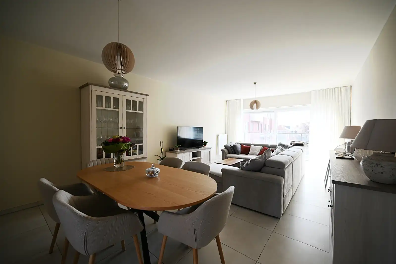 Gezellig appartement met 2 slaapkamers op de Munt te Roeselare! foto 2