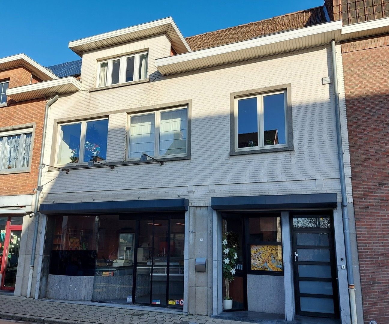 HANDELSHUIS / RUIME WOONST / 5 SLPK / TUIN / OP 390M² foto {{pictureIndex}}