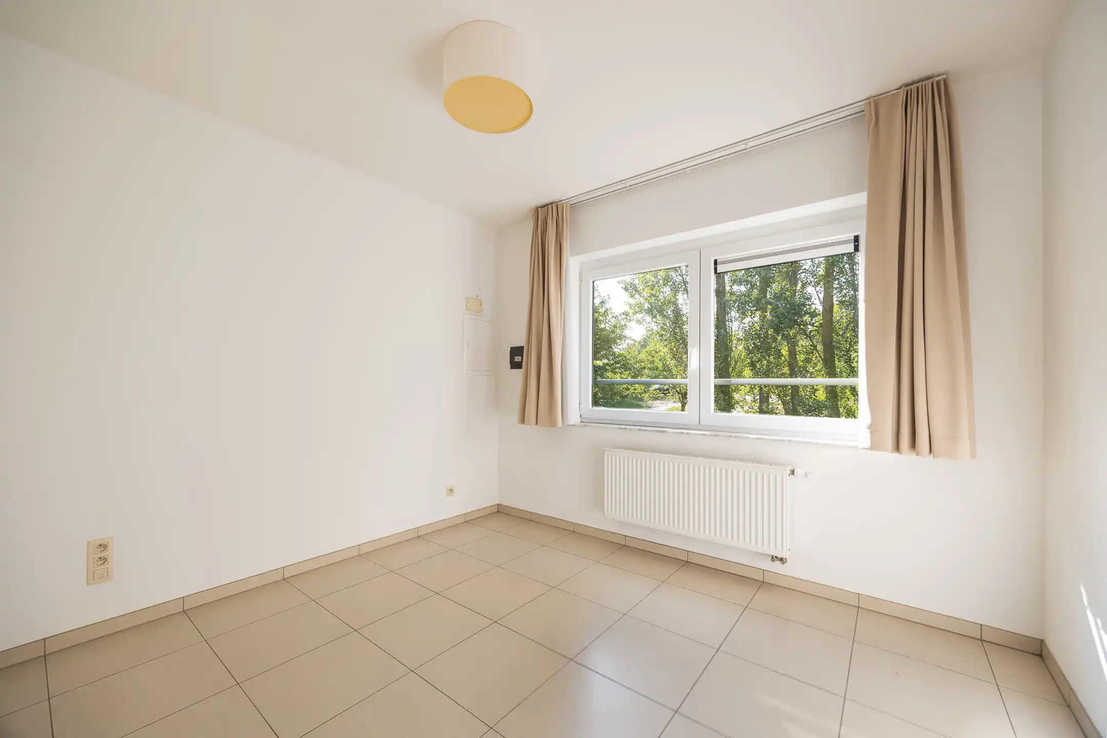 Grote, lichtrijke serviceflat met twee kamers  foto 9