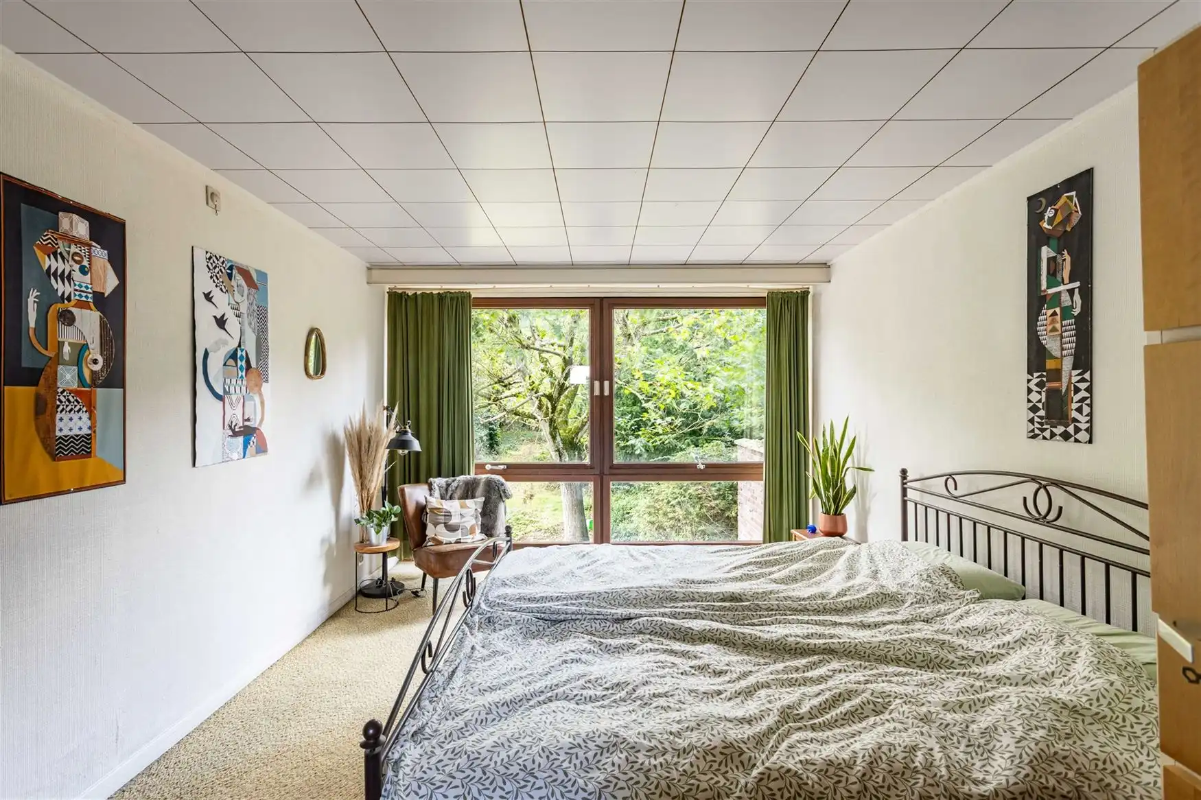 Retro-architecturale villa omringd door groen en privacy foto 6