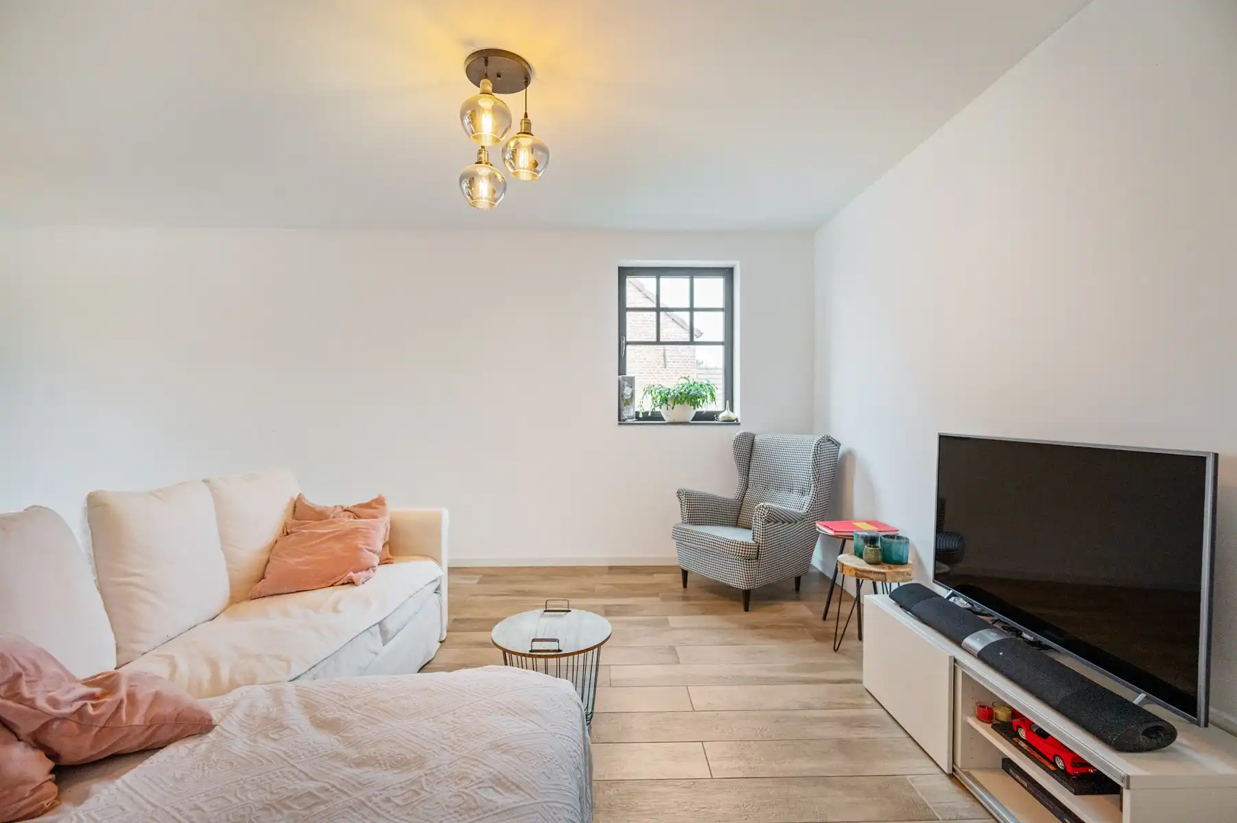 IN OPTIE !! Prachtig en recent appartement met terras en autostaanplaats in het hart van Pulle foto 5